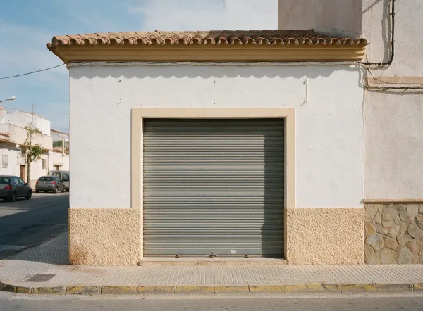 Local comercial con cierre metálico enrollable