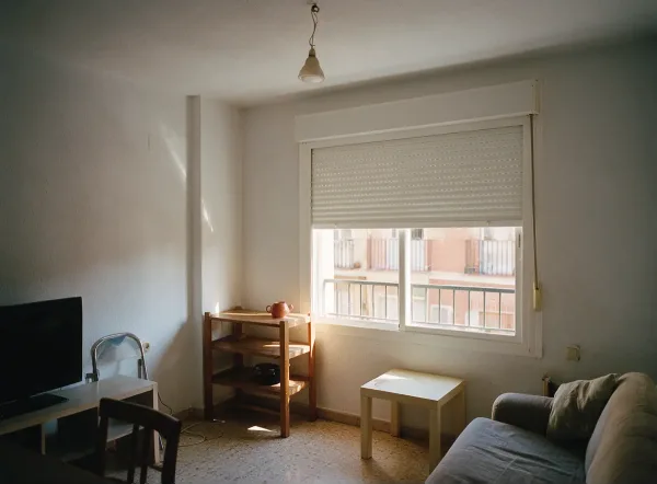 Salón de vivienda con persianas enrollables nuevas